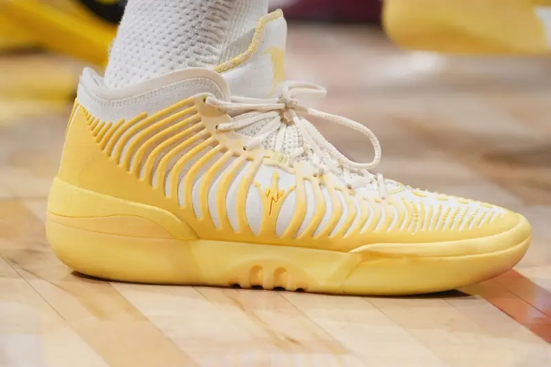 开云体育官方网址-约基奇穿着Joker2 GT，得到14分15篮板10助攻2抢断